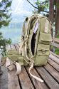 National Geographic NG 5737 Earth Explorer Large Backpack\n\nFoto und Text von Andreas Brandl - VIELEN DANK!\n\nKommentar:\n\nHallo,\n\nhabe gesehen, das mein Rucksack bei dir noch nicht aufscheint.\n\nDa ich ihn fr sehr interessant halte (sonst htte ich ihn ja auch nicht gekauft) hier mal was fr deine Seite zum komplettieren.\n\nNational Geographic NG 5737 Earth Explorer Large Backpack\n\nDie Hhe ist mit ca. 60 cm schon sehr gro, allerdings schluckt er auch dementsprechend.\n\nBei mir ist drinnen, bzw. wird noch reinkommen:\n\nD700/mbd10\n28-70 Nikkor angeflanscht, GeLi richtig drauf\n15 Fisheye Sigma\n80-200 Nikkor\n17-35 Nikkor\nSB800\n\nIm Rckenteil ist ein Notebookfach untergebracht, welches mein IBM T60 mhelos schluckt, es ist weiters mittels Klettband so unterteilt, das z.Bsp. die Bedienungsanleitung noch untergebracht werden kann.\n\nNoch Platz fr 1-3 Linsen, je nach Gre.\n\nDie Aussenfcher bieten gengend Stauraum fr allerlei mglichen Klein- & auch Grokram, so ist eine 500ml Flasche auf der Seite unten berhaupt kein Problem.\n\nStativhalterung ist mittels den beiden Schlaufen am vorderen unteren Ende massiv gelst, nach oben wird es dann mittels 2 klettbndern befestigt.\n\nDas Daypack fasst ohne Problme eine jacke, Pulover oder hnliches.\n\nFr die jause ist auch ausreichend Platz.\n\nAm Boden unten sind noch Schlaufen fr Schlafsack oder Isomatte. \n\nDas Material ist ein robuster Stoff, die Verarbeitung erstklassig.\n\nDas tragesystem ist gut. Bauchgurt, Brustgurt (hier habe ich den Verschluss modifiziert -> geht schneller zum ffnen/schliessen).\n\nDie Gurte/Verschlsse sind nicht mit Plastikschnellverschlssen ausgestattet. \n\nEs findet hier ein Durchschlingsystem Anwendung, welches gut funktioniert und sich einfach justieren lsst (wie oben beschrieben habe ich das am Brustgurt gendert).\n\nIch war erstaunt wie schwer er ist wenn er an einem Gurt lssig geschultert wird (eh klar mit dem Gewicht inkl. Ausrstung) da er beim tragen das Gewicht so angenehm verteilt..\n\nUnd noch was gutes: Er steht alleine (voll, leer - kein Problem) \n\nliebe Gre\n\nAndreas