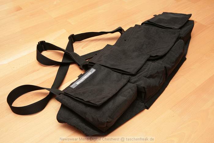 Newswear Mens Digital Chestvest\n\nFoto von Jrg Langer\n\nKommentar des Nutzers:\n\nWer schnell schussbereit und Objektive im Laufen wechseln will kommt an den genialen "Westen" von Newswear nicht herum.\n\nLeicht, extrem robust und auch fr groe Menschen gut einstellbar.\n\nLsst sich nicht nur vor dem Bauch sondern auch umgekehrt als quasi Rucksack tragen.\n\nWir haben eine "Testfllung" mit folgendem Equipment erreicht die bequem zu hndeln ist.\n- Canon 5D mit BG und RRS-LWinkel (in Tasche 1)\n- Canon 28-300L IS mit Stativschelle (in Tasche 2)\n- Canon 24-70 2,8L (in Tasche 3)\n- Canon 135 2.0L (in Tasche 3)\n- Sigma 12-24 EX (in Tasche 4)\n- Canon Speedlite 580EX (in Tasche 4)\n- Akkus, Speicher, Reinigungszubehr, Stift, Handy, etc. in den Klettvordertaschen auf den Taschendeckeln.\n\nNoch eine Anmerkung: Der Klettverschluss ist sehr stark und laut. Er hlt gut, knnte aber in Ruhigen Gegenden stren. Newswaer liefert Klettstreifen mit die zur Beruhigung/Reduzierung der Klettkraft genutzt werden knnen.\n\nWeitere Informationen finden Sie auf der USA-Homepage des Herstellers.\nhttp://www.newswear.com\n\nIn DE beziehen sie diese Tasche/Weste/Rucksack am einfachsten bei www.isarfoto.de.