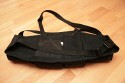 Newswear Mens Digital Chestvest\n\nFoto von Jrg Langer\n\nKommentar des Nutzers:\n\nWer schnell schussbereit und Objektive im Laufen wechseln will kommt an den genialen "Westen" von Newswear nicht herum.\n\nLeicht, extrem robust und auch fr groe Menschen gut einstellbar.\n\nLsst sich nicht nur vor dem Bauch sondern auch umgekehrt als quasi Rucksack tragen.\n\nWir haben eine "Testfllung" mit folgendem Equipment erreicht die bequem zu hndeln ist.\n- Canon 5D mit BG und RRS-LWinkel (in Tasche 1)\n- Canon 28-300L IS mit Stativschelle (in Tasche 2)\n- Canon 24-70 2,8L (in Tasche 3)\n- Canon 135 2.0L (in Tasche 3)\n- Sigma 12-24 EX (in Tasche 4)\n- Canon Speedlite 580EX (in Tasche 4)\n- Akkus, Speicher, Reinigungszubehr, Stift, Handy, etc. in den Klettvordertaschen auf den Taschendeckeln.\n\nNoch eine Anmerkung: Der Klettverschluss ist sehr stark und laut. Er hlt gut, knnte aber in Ruhigen Gegenden stren. Newswaer liefert Klettstreifen mit die zur Beruhigung/Reduzierung der Klettkraft genutzt werden knnen.\n\nWeitere Informationen finden Sie auf der USA-Homepage des Herstellers.\nhttp://www.newswear.com\n\nIn DE beziehen sie diese Tasche/Weste/Rucksack am einfachsten bei www.isarfoto.de.
