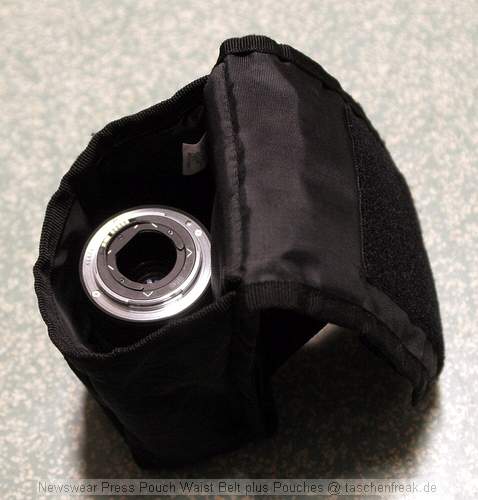 Newswear Press Pouch Waist Belt plus Pouches\n\nFoto von Sascha Sch�rmann - DANKE DIR!\n\nKommentar des Nutzers:\n\nHallo,\nerstmal Dank f�r diese Seite, Ihr zeigt mir das ich nicht erlein bin mit meinem Frust - meiner Lust! Weiter so. \nApropos weiter ich schicke Euch ein paar Bilder meines "newswear-G�rtels", der mich seit einiger Zeit begleitet und das Arbeiten echt erleichtert. Denn er entlastet den R�cken, die Ausr�stung ist immer eng am K�rper, man hat alles griffbereit, tr�gt nicht so dick auf und "verletzt" im Gedr�nge keine Mitmenschen. In einigen Situationen hat sich der kr�ftige Klettverschluss als st�rend erwiesen, was mit etwas Vorbereitung aber auch zu vermeiden ist. Ich bin Super zufrieden mit dem Teil. \n\nBis denn Sascha