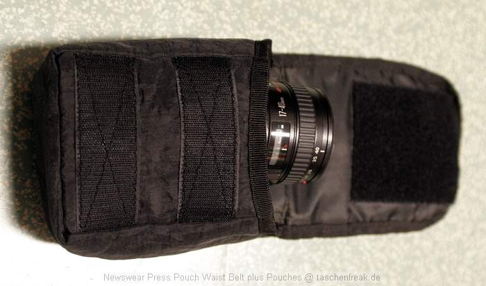 Newswear Press Pouch Waist Belt plus Pouches\n\nFoto von Sascha Schürmann - DANKE DIR!\n\nKommentar des Nutzers:\n\nHallo,\nerstmal Dank für diese Seite, Ihr zeigt mir das ich nicht erlein bin mit meinem Frust - meiner Lust! Weiter so. \nApropos weiter ich schicke Euch ein paar Bilder meines "newswear-Gürtels", der mich seit einiger Zeit begleitet und das Arbeiten echt erleichtert. Denn er entlastet den Rücken, die Ausrüstung ist immer eng am Körper, man hat alles griffbereit, trägt nicht so dick auf und "verletzt" im Gedränge keine Mitmenschen. In einigen Situationen hat sich der kräftige Klettverschluss als störend erwiesen, was mit etwas Vorbereitung aber auch zu vermeiden ist. Ich bin Super zufrieden mit dem Teil. \n\nBis denn Sascha