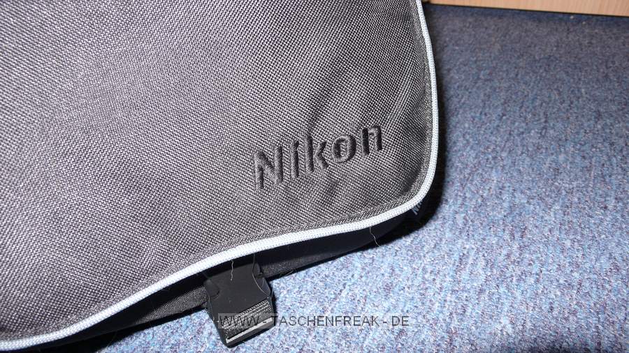 NIKON CF-EU 04 Schultertasche\n\nFotos von Janina Langer - Vielen Dank!\n\nKommentar von Jrg Langer - www.taschenfreak.de:\n\nDie CF-EU 04 ist eine weiche und sehr leichte Tasche die in einigen Nikon Kits mitgeliefert wird.\n\nMan kann darin gut eine DSLR mit 3 Objektiven oder eine Pro DSLR mit 2 Objektiven transportieren. Ind er Frontasche hat dann noch GPS/Handy/Geldbrse gut Platz.\n\nEine Papier oder Tickettasche am Rcken ist auch vorhanden.\n\nDie Tasche ist weich und anschmiegsam - sowohl an den Krper, als auch an die Cam.\n\nIn unserem Falle sehen sie eine Nikon D3 mit 50 1.4 und ein Nikon 20 2.8 in der Tasche.\n\nEuer Jrg und Janina Langer