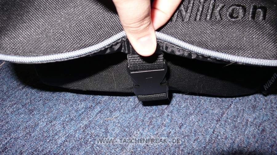 NIKON CF-EU 04 Schultertasche\n\nFotos von Janina Langer - Vielen Dank!\n\nKommentar von Jörg Langer - www.taschenfreak.de:\n\nDie CF-EU 04 ist eine weiche und sehr leichte Tasche die in einigen Nikon Kits mitgeliefert wird.\n\nMan kann darin gut eine DSLR mit 3 Objektiven oder eine Pro DSLR mit 2 Objektiven transportieren. Ind er Frontasche hat dann noch GPS/Handy/Geldbörse gut Platz.\n\nEine Papier oder Tickettasche am Rücken ist auch vorhanden.\n\nDie Tasche ist weich und anschmiegsam - sowohl an den Körper, als auch an die Cam.\n\nIn unserem Falle sehen sie eine Nikon D3 mit 50 1.4 und ein Nikon 20 2.8 in der Tasche.\n\nEuer Jörg und Janina Langer