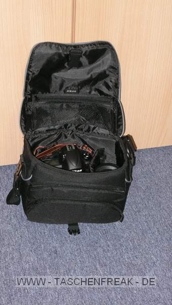 NIKON CF-EU 04 Schultertasche\n\nFotos von Janina Langer - Vielen Dank!\n\nKommentar von Jörg Langer - www.taschenfreak.de:\n\nDie CF-EU 04 ist eine weiche und sehr leichte Tasche die in einigen Nikon Kits mitgeliefert wird.\n\nMan kann darin gut eine DSLR mit 3 Objektiven oder eine Pro DSLR mit 2 Objektiven transportieren. Ind er Frontasche hat dann noch GPS/Handy/Geldbörse gut Platz.\n\nEine Papier oder Tickettasche am Rücken ist auch vorhanden.\n\nDie Tasche ist weich und anschmiegsam - sowohl an den Körper, als auch an die Cam.\n\nIn unserem Falle sehen sie eine Nikon D3 mit 50 1.4 und ein Nikon 20 2.8 in der Tasche.\n\nEuer Jörg und Janina Langer