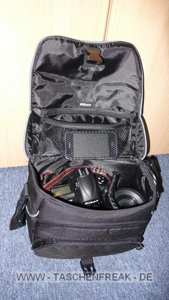 NIKON CF-EU 04 Schultertasche\n\nFotos von Janina Langer - Vielen Dank!\n\nKommentar von Jrg Langer - www.taschenfreak.de:\n\nDie CF-EU 04 ist eine weiche und sehr leichte Tasche die in einigen Nikon Kits mitgeliefert wird.\n\nMan kann darin gut eine DSLR mit 3 Objektiven oder eine Pro DSLR mit 2 Objektiven transportieren. Ind er Frontasche hat dann noch GPS/Handy/Geldbrse gut Platz.\n\nEine Papier oder Tickettasche am Rcken ist auch vorhanden.\n\nDie Tasche ist weich und anschmiegsam - sowohl an den Krper, als auch an die Cam.\n\nIn unserem Falle sehen sie eine Nikon D3 mit 50 1.4 und ein Nikon 20 2.8 in der Tasche.\n\nEuer Jrg und Janina Langer