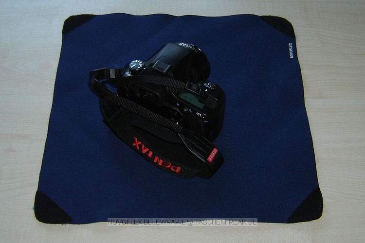 NOVOFLEX BLUEWRAP L\n\nFoto von Robert Meyer - VIELEN DANK!\n\nKommentar des Nutzers:\n\nHallo,\n\nanbei ein paar Bilder des "Novoflex Bluewrap" Kameraschutztuchs in der Gre L (38x38cm). Eine (D-)SLR mit einem Standardzoom oder einer kleinen Festbrennweite kann damit gut und sicher verpackt und dann problemlos in einer normalen Tasche transportiert werden.\n\nViele Gre,\n\nRobert
