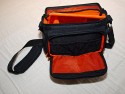 OLYMPUS E-SYSTEM SCHULTERTASCHE II\n\nFoto und Text von Thomas Rossmller - VIELEN DANK!\n\nKommentar:\n\nOlympus E-System Schultertasche II\n\nTrennwnde leider sehr dnn.\nBietet eher Platz fr 3 Objektive (1 auf Cam, 2 auf jeder Seite) als fr 2 Objektive + Blitz.\n\nEnthalten:\n2 L-frmige Trennwnde\n2 kleine Wnde\n1 groe Wand (oben)\n\nIn der Vordertasche und dem Deckel ist viel Platz fr kleines Zubehr (Filter, Putztcher, Lenspen, Fernbedienung).\n\nKompakte Tasche, in die verhltnismig (mit geschickter Anordnung) viel Zubehr geht. Trotzdem alles sehr knapp bemessen.