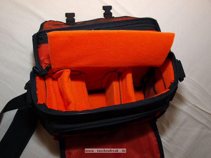 OLYMPUS E-SYSTEM SCHULTERTASCHE II\n\nFoto und Text von Thomas Rossmüller - VIELEN DANK!\n\nKommentar:\n\nOlympus E-System Schultertasche II\n\nTrennwände leider sehr dünn.\nBietet eher Platz für 3 Objektive (1 auf Cam, 2 auf jeder Seite) als für 2 Objektive + Blitz.\n\nEnthalten:\n2 L-förmige Trennwände\n2 kleine Wände\n1 große Wand (oben)\n\nIn der Vordertasche und dem Deckel ist viel Platz für kleines Zubehör (Filter, Putztücher, Lenspen, Fernbedienung).\n\nKompakte Tasche, in die verhältnismäßig (mit geschickter Anordnung) viel Zubehör geht. Trotzdem alles sehr knapp bemessen.
