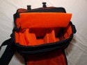 OLYMPUS E-SYSTEM SCHULTERTASCHE II\n\nFoto und Text von Thomas Rossmller - VIELEN DANK!\n\nKommentar:\n\nOlympus E-System Schultertasche II\n\nTrennwnde leider sehr dnn.\nBietet eher Platz fr 3 Objektive (1 auf Cam, 2 auf jeder Seite) als fr 2 Objektive + Blitz.\n\nEnthalten:\n2 L-frmige Trennwnde\n2 kleine Wnde\n1 groe Wand (oben)\n\nIn der Vordertasche und dem Deckel ist viel Platz fr kleines Zubehr (Filter, Putztcher, Lenspen, Fernbedienung).\n\nKompakte Tasche, in die verhltnismig (mit geschickter Anordnung) viel Zubehr geht. Trotzdem alles sehr knapp bemessen.