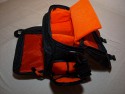 OLYMPUS E-SYSTEM SCHULTERTASCHE II\n\nFoto und Text von Thomas Rossmller - VIELEN DANK!\n\nKommentar:\n\nOlympus E-System Schultertasche II\n\nTrennwnde leider sehr dnn.\nBietet eher Platz fr 3 Objektive (1 auf Cam, 2 auf jeder Seite) als fr 2 Objektive + Blitz.\n\nEnthalten:\n2 L-frmige Trennwnde\n2 kleine Wnde\n1 groe Wand (oben)\n\nIn der Vordertasche und dem Deckel ist viel Platz fr kleines Zubehr (Filter, Putztcher, Lenspen, Fernbedienung).\n\nKompakte Tasche, in die verhltnismig (mit geschickter Anordnung) viel Zubehr geht. Trotzdem alles sehr knapp bemessen.