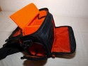 OLYMPUS E-SYSTEM SCHULTERTASCHE II\n\nFoto und Text von Thomas Rossmller - VIELEN DANK!\n\nKommentar:\n\nOlympus E-System Schultertasche II\n\nTrennwnde leider sehr dnn.\nBietet eher Platz fr 3 Objektive (1 auf Cam, 2 auf jeder Seite) als fr 2 Objektive + Blitz.\n\nEnthalten:\n2 L-frmige Trennwnde\n2 kleine Wnde\n1 groe Wand (oben)\n\nIn der Vordertasche und dem Deckel ist viel Platz fr kleines Zubehr (Filter, Putztcher, Lenspen, Fernbedienung).\n\nKompakte Tasche, in die verhltnismig (mit geschickter Anordnung) viel Zubehr geht. Trotzdem alles sehr knapp bemessen.