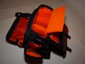 OLYMPUS E-SYSTEM SCHULTERTASCHE II\n\nFoto und Text von Thomas Rossmller - VIELEN DANK!\n\nKommentar:\n\nOlympus E-System Schultertasche II\n\nTrennwnde leider sehr dnn.\nBietet eher Platz fr 3 Objektive (1 auf Cam, 2 auf jeder Seite) als fr 2 Objektive + Blitz.\n\nEnthalten:\n2 L-frmige Trennwnde\n2 kleine Wnde\n1 groe Wand (oben)\n\nIn der Vordertasche und dem Deckel ist viel Platz fr kleines Zubehr (Filter, Putztcher, Lenspen, Fernbedienung).\n\nKompakte Tasche, in die verhltnismig (mit geschickter Anordnung) viel Zubehr geht. Trotzdem alles sehr knapp bemessen.