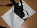 PCP SCHUTZTUCH GRÖSSE - M\n\nFoto und Text - Jörg Langer - www.taschenfreak.de\n\nKommentar des Nutzers:\n\nEin sehr weiches Mikrofaserputztuch, welches als Putztuch und zeitgleich als Schutztuch benutzt werden kann.\n\nIn die Größe M passt bestens eine DSLR hinein oder auch ein mittelgrosses Objektiv. Eine DSLR mit BG oder eine "1er" geht auch hinein.\n\nZu beziehen sind diese Tücher, die es in 3 Größen gibt, bei den PCP Photohändlern. \n\nWir haben unsere bei ISARFOTO bestellt die binnen weniger als 24h im Haus waren. Bester Service wie immer bei Klaus Bothe und seinem Team!\n\nLieben Gruß Euer Taschenfreak - Jörg