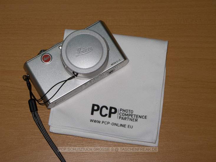 PCP SCHUTZTUCH GRÖSSE - S\n\nFoto und Text - Jörg Langer - www.taschenfreak.de\n\nKommentar des Nutzers:\n\nEin sehr weiches Mikrofaserputztuch, welches als Putztuch und zeitgleich als Schutztuch benutzt werden kann.\n\nIn die Größe S passt bestens eine Kompaktcam wie die leica D-Lux 3 oder eine Canon G7/G9 hinein oder auch ein IPOD oder IPhone oder ähnliches.\n\nZu beziehen sind diese Tücher, die es in 3 Größen gibt, bei den PCP Photohändlern. \n\nWir haben unsere bei ISARFOTO bestellt die binnen weniger als 24h im Haus waren. Bester Service wie immer bei Klaus Bothe und seinem Team!\n\nLieben Gruß Euer Taschenfreak - Jörg