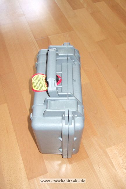 PELI 1200\n\nFoto von Jrg Langer\n\nKommentar des Nutzers:\nEiner der kleinen Peli Case - der unverwstlichen Transportkoffer die sowohl Wasser- als auch Stosicher sind.\n\nIn dem 1200er Peli knnen ein Body einer DSLR oder eine Kompaktkamera gut untergebracht werden oder anderes zu schtzendes Equipment.\n\nAbmessungen:\nAuen: 27.3 x 24.7 x 12.7 cm \nInnen: 24.0 x 18.5 x 11.0 cm\n\nGewicht: \nca. 1.2 kg (ohne Einsatz)