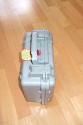 PELI 1200\n\nFoto von Jrg Langer\n\nKommentar des Nutzers:\nEiner der kleinen Peli Case - der unverwstlichen Transportkoffer die sowohl Wasser- als auch Stosicher sind.\n\nIn dem 1200er Peli knnen ein Body einer DSLR oder eine Kompaktkamera gut untergebracht werden oder anderes zu schtzendes Equipment.\n\nAbmessungen:\nAuen: 27.3 x 24.7 x 12.7 cm \nInnen: 24.0 x 18.5 x 11.0 cm\n\nGewicht: \nca. 1.2 kg (ohne Einsatz)
