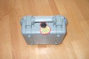 PELI 1200\n\nFoto von Jrg Langer\n\nKommentar des Nutzers:\nEiner der kleinen Peli Case - der unverwstlichen Transportkoffer die sowohl Wasser- als auch Stosicher sind.\n\nIn dem 1200er Peli knnen ein Body einer DSLR oder eine Kompaktkamera gut untergebracht werden oder anderes zu schtzendes Equipment.\n\nAbmessungen:\nAuen: 27.3 x 24.7 x 12.7 cm \nInnen: 24.0 x 18.5 x 11.0 cm\n\nGewicht: \nca. 1.2 kg (ohne Einsatz)