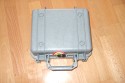 PELI 1200\n\nFoto von Jrg Langer\n\nKommentar des Nutzers:\nEiner der kleinen Peli Case - der unverwstlichen Transportkoffer die sowohl Wasser- als auch Stosicher sind.\n\nIn dem 1200er Peli knnen ein Body einer DSLR oder eine Kompaktkamera gut untergebracht werden oder anderes zu schtzendes Equipment.\n\nAbmessungen:\nAuen: 27.3 x 24.7 x 12.7 cm \nInnen: 24.0 x 18.5 x 11.0 cm\n\nGewicht: \nca. 1.2 kg (ohne Einsatz)