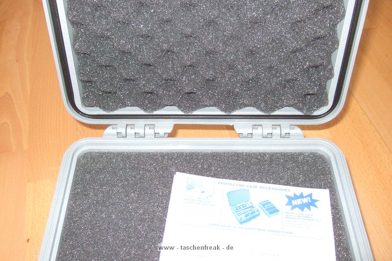PELI 1200\n\nFoto von Jrg Langer\n\nKommentar des Nutzers:\nEiner der kleinen Peli Case - der unverwstlichen Transportkoffer die sowohl Wasser- als auch Stosicher sind.\n\nIn dem 1200er Peli knnen ein Body einer DSLR oder eine Kompaktkamera gut untergebracht werden oder anderes zu schtzendes Equipment.\n\nAbmessungen:\nAuen: 27.3 x 24.7 x 12.7 cm \nInnen: 24.0 x 18.5 x 11.0 cm\n\nGewicht: \nca. 1.2 kg (ohne Einsatz)