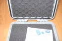 PELI 1200\n\nFoto von Jrg Langer\n\nKommentar des Nutzers:\nEiner der kleinen Peli Case - der unverwstlichen Transportkoffer die sowohl Wasser- als auch Stosicher sind.\n\nIn dem 1200er Peli knnen ein Body einer DSLR oder eine Kompaktkamera gut untergebracht werden oder anderes zu schtzendes Equipment.\n\nAbmessungen:\nAuen: 27.3 x 24.7 x 12.7 cm \nInnen: 24.0 x 18.5 x 11.0 cm\n\nGewicht: \nca. 1.2 kg (ohne Einsatz)