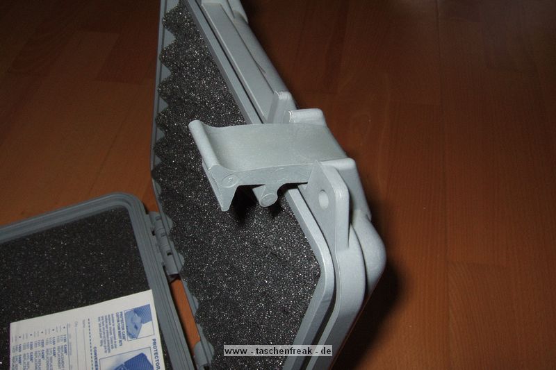 PELI 1200\n\nFoto von Jrg Langer\n\nKommentar des Nutzers:\nEiner der kleinen Peli Case - der unverwstlichen Transportkoffer die sowohl Wasser- als auch Stosicher sind.\n\nIn dem 1200er Peli knnen ein Body einer DSLR oder eine Kompaktkamera gut untergebracht werden oder anderes zu schtzendes Equipment.\n\nAbmessungen:\nAuen: 27.3 x 24.7 x 12.7 cm \nInnen: 24.0 x 18.5 x 11.0 cm\n\nGewicht: \nca. 1.2 kg (ohne Einsatz)