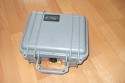 PELI 1200\n\nFoto von Jrg Langer\n\nKommentar des Nutzers:\nEiner der kleinen Peli Case - der unverwstlichen Transportkoffer die sowohl Wasser- als auch Stosicher sind.\n\nIn dem 1200er Peli knnen ein Body einer DSLR oder eine Kompaktkamera gut untergebracht werden oder anderes zu schtzendes Equipment.\n\nAbmessungen:\nAuen: 27.3 x 24.7 x 12.7 cm \nInnen: 24.0 x 18.5 x 11.0 cm\n\nGewicht: \nca. 1.2 kg (ohne Einsatz)