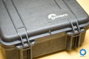PELI CASE 1400 - LOWEPRO OMNI SPORT EXTREME\n\nFoto und Text von Jrg Langer - www.taschenfreak.de\n\nKommentar:\n\nLowepro Omni Sport Extreme - oder auch Peli Case 1400 \n\nmit Inhalt - entweder Billingham Hadley Small oder dem Lowepro Omni Sport Bag.\n\nDer kleine "Rambo" wenn der kleine "Inhalt" gut geschtzt sein soll.\n\nStabiler und geschtzter geht kaum - dessen sind wir uns sicher.