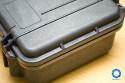 PELI CASE 1400 - LOWEPRO OMNI SPORT EXTREME\n\nFoto und Text von Jrg Langer - www.taschenfreak.de\n\nKommentar:\n\nLowepro Omni Sport Extreme - oder auch Peli Case 1400 \n\nmit Inhalt - entweder Billingham Hadley Small oder dem Lowepro Omni Sport Bag.\n\nDer kleine "Rambo" wenn der kleine "Inhalt" gut geschtzt sein soll.\n\nStabiler und geschtzter geht kaum - dessen sind wir uns sicher.