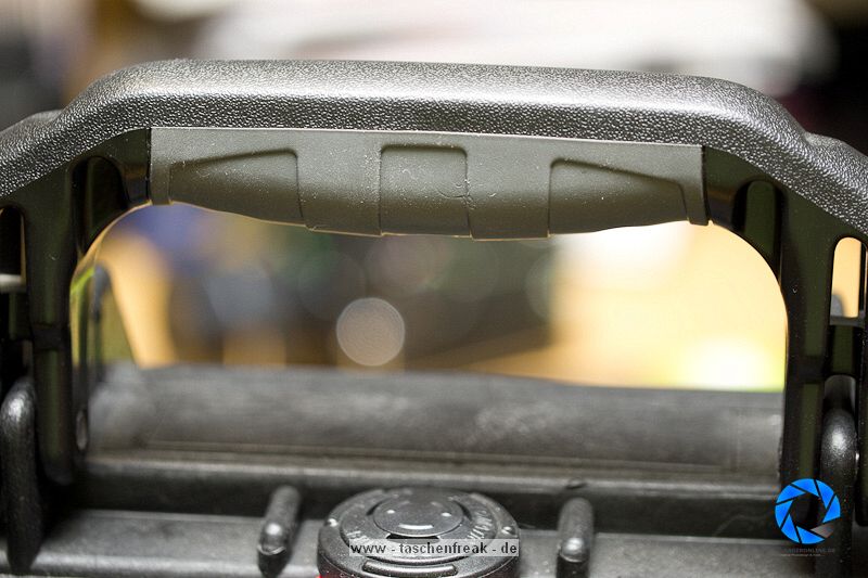 PELI CASE 1400 - LOWEPRO OMNI SPORT EXTREME\n\nFoto und Text von Jrg Langer - www.taschenfreak.de\n\nKommentar:\n\nLowepro Omni Sport Extreme - oder auch Peli Case 1400 \n\nmit Inhalt - entweder Billingham Hadley Small oder dem Lowepro Omni Sport Bag.\n\nDer kleine "Rambo" wenn der kleine "Inhalt" gut geschtzt sein soll.\n\nStabiler und geschtzter geht kaum - dessen sind wir uns sicher.
