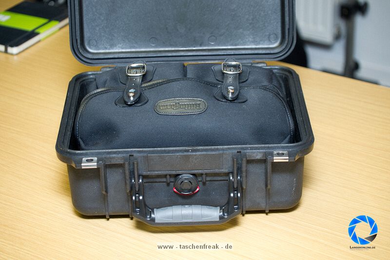 PELI CASE 1400 - LOWEPRO OMNI SPORT EXTREME\n\nFoto und Text von Jrg Langer - www.taschenfreak.de\n\nKommentar:\n\nLowepro Omni Sport Extreme - oder auch Peli Case 1400 \n\nmit Inhalt - entweder Billingham Hadley Small oder dem Lowepro Omni Sport Bag.\n\nDer kleine "Rambo" wenn der kleine "Inhalt" gut geschtzt sein soll.\n\nStabiler und geschtzter geht kaum - dessen sind wir uns sicher.