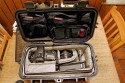 Peli Case 1430\n\nFotos von Armin Thamm - DANKE DIR!\n\nKommentar des Nutzers:\n\nZum Peli-Case 1430:\nDer Koffer ist halt Peli-mig superstabil.\nDie Inneneinteilung ist gut verarbeitet, und macht einen haltbaren Eindruck.\nSchn, dass man die Einteilung auch komplett rausnehmen kann (zur Reinigung, Zweckentfremdung etc.) Meine Bestckung orientiert sich daran, dass ich alles was zu einem typischen Shooting in meinem Bereich (Vereinsdokumentation bzw. Bilder fr Presse und Homepage) dabei haben kann.\nAls da wre: \nKamera (EOS 20D), wahlweise mit und ohne BG (ich mag den BG nicht stndig dranhaben).\nZoom-Objektive im Bereich 10 bis 50 mm (Hauptbereich), sowie ein paar lichtstrkere Festbrennweiten drumherum und drber.\n\nEine Unterbringung der Kamera mit angesetztem Objektiv ist zwar auch mglich, nimmt aber im Endeffekt zu viel Platz weg.\nSo habe ich ein Maximum an Objektiven dabei, kann aber auch noch variieren (420EX statt 580EX), BG bleibt zuhause - dafr geht noch das Makro mit etc.\n\nGru\nArmin