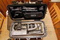 Peli Case 1430\n\nFotos von Armin Thamm - DANKE DIR!\n\nKommentar des Nutzers:\n\nZum Peli-Case 1430:\nDer Koffer ist halt Peli-mig superstabil.\nDie Inneneinteilung ist gut verarbeitet, und macht einen haltbaren Eindruck.\nSchn, dass man die Einteilung auch komplett rausnehmen kann (zur Reinigung, Zweckentfremdung etc.) Meine Bestckung orientiert sich daran, dass ich alles was zu einem typischen Shooting in meinem Bereich (Vereinsdokumentation bzw. Bilder fr Presse und Homepage) dabei haben kann.\nAls da wre: \nKamera (EOS 20D), wahlweise mit und ohne BG (ich mag den BG nicht stndig dranhaben).\nZoom-Objektive im Bereich 10 bis 50 mm (Hauptbereich), sowie ein paar lichtstrkere Festbrennweiten drumherum und drber.\n\nEine Unterbringung der Kamera mit angesetztem Objektiv ist zwar auch mglich, nimmt aber im Endeffekt zu viel Platz weg.\nSo habe ich ein Maximum an Objektiven dabei, kann aber auch noch variieren (420EX statt 580EX), BG bleibt zuhause - dafr geht noch das Makro mit etc.\n\nGru\nArmin