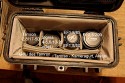 Peli Case 1430\n\nFotos von Armin Thamm - DANKE DIR!\n\nKommentar des Nutzers:\n\nZum Peli-Case 1430:\nDer Koffer ist halt Peli-mig superstabil.\nDie Inneneinteilung ist gut verarbeitet, und macht einen haltbaren Eindruck.\nSchn, dass man die Einteilung auch komplett rausnehmen kann (zur Reinigung, Zweckentfremdung etc.) Meine Bestckung orientiert sich daran, dass ich alles was zu einem typischen Shooting in meinem Bereich (Vereinsdokumentation bzw. Bilder fr Presse und Homepage) dabei haben kann.\nAls da wre: \nKamera (EOS 20D), wahlweise mit und ohne BG (ich mag den BG nicht stndig dranhaben).\nZoom-Objektive im Bereich 10 bis 50 mm (Hauptbereich), sowie ein paar lichtstrkere Festbrennweiten drumherum und drber.\n\nEine Unterbringung der Kamera mit angesetztem Objektiv ist zwar auch mglich, nimmt aber im Endeffekt zu viel Platz weg.\nSo habe ich ein Maximum an Objektiven dabei, kann aber auch noch variieren (420EX statt 580EX), BG bleibt zuhause - dafr geht noch das Makro mit etc.\n\nGru\nArmin