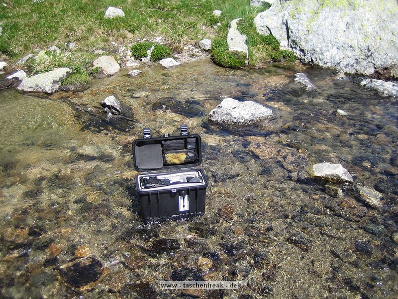 Foto von Kalli Reuss - 1000 DANK DAFÜR!\n\nKommentar des Nutzers:\n\nrein passt 5d mit angesetztem 70-200 Lis stehend , ein 100er macro , ein 17-40 4.0 . ein 580 EX und noch etwas kleinzeug ... dann ist aber richtig voll ....\nalternativ geht auch das 17-40 angesetzt und den rest auch mit rein .. ist aber knapper ...\n\nansonsten musste ich den oberen einsatz etwas aufschnippeln .. d.h. den Boden rechts und links auftrennen....