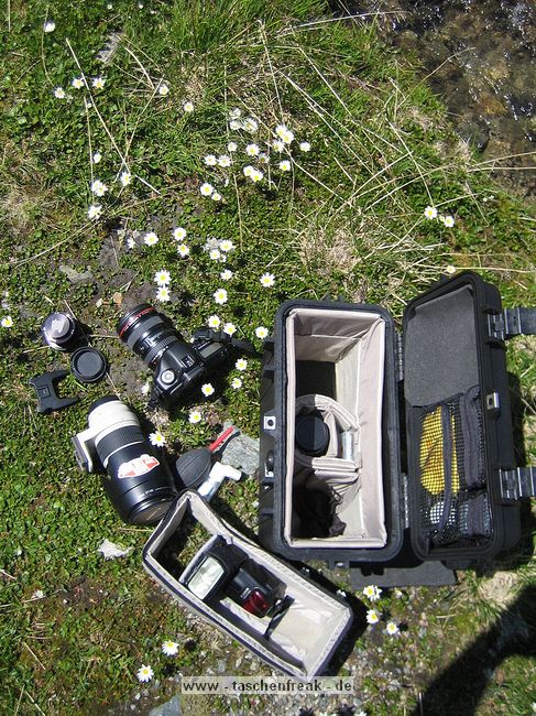Foto von Kalli Reuss - 1000 DANK DAFR!\n\nKommentar des Nutzers:\n\nrein passt 5d mit angesetztem 70-200 Lis stehend , ein 100er macro , ein 17-40 4.0 . ein 580 EX und noch etwas kleinzeug ... dann ist aber richtig voll ....\nalternativ geht auch das 17-40 angesetzt und den rest auch mit rein .. ist aber knapper ...\n\nansonsten musste ich den oberen einsatz etwas aufschnippeln .. d.h. den Boden rechts und links auftrennen....