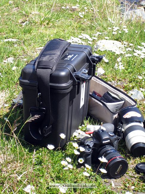Foto von Kalli Reuss - 1000 DANK DAFR!\n\nKommentar des Nutzers:\n\nrein passt 5d mit angesetztem 70-200 Lis stehend , ein 100er macro , ein 17-40 4.0 . ein 580 EX und noch etwas kleinzeug ... dann ist aber richtig voll ....\nalternativ geht auch das 17-40 angesetzt und den rest auch mit rein .. ist aber knapper ...\n\nansonsten musste ich den oberen einsatz etwas aufschnippeln .. d.h. den Boden rechts und links auftrennen....