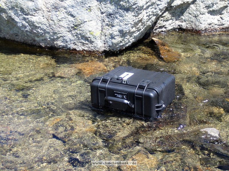 Foto von Kalli Reuss - 1000 DANK DAFÜR!\n\nKommentar des Nutzers:\n\nrein passt 5d mit angesetztem 70-200 Lis stehend , ein 100er macro , ein 17-40 4.0 . ein 580 EX und noch etwas kleinzeug ... dann ist aber richtig voll ....\nalternativ geht auch das 17-40 angesetzt und den rest auch mit rein .. ist aber knapper ...\n\nansonsten musste ich den oberen einsatz etwas aufschnippeln .. d.h. den Boden rechts und links auftrennen....