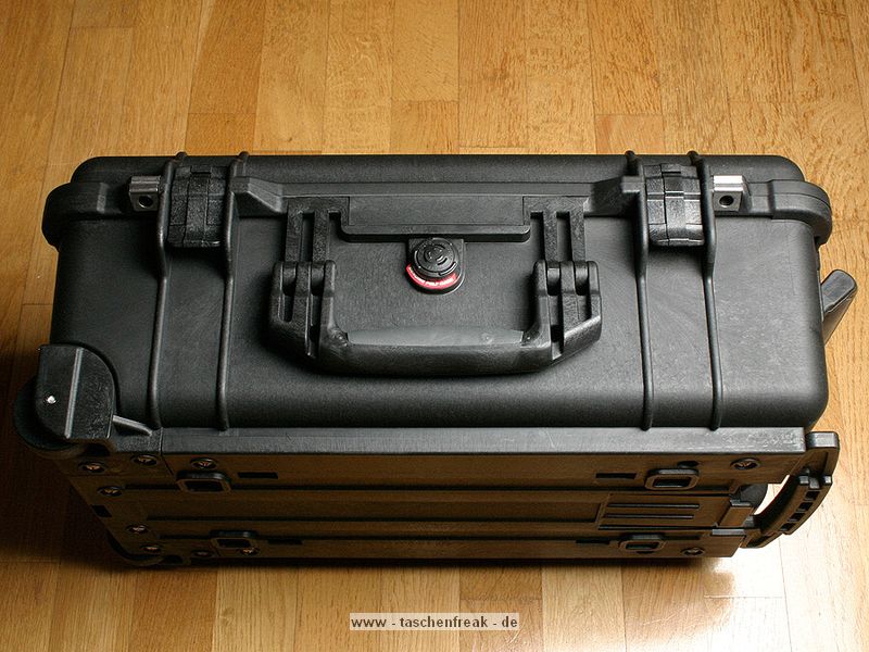 PELI CASE 1510\n\nFoto von Peter Wafzig - DANKE FRS EINSENDEN!\n\nKommentar des Nutzers:\n\nanbei ein ZIP mit Bildern vom Peli Case 1510 fr taschenfreak.de - ich glaube, das gibts noch nicht dort. Hab im kofferfunshop.de in Bonn gekauft, ein sehr sehenswerter Laden, hat quasi alles von Peli und Rimowa vorrtig.\n\nViele Gre,\nPeter.