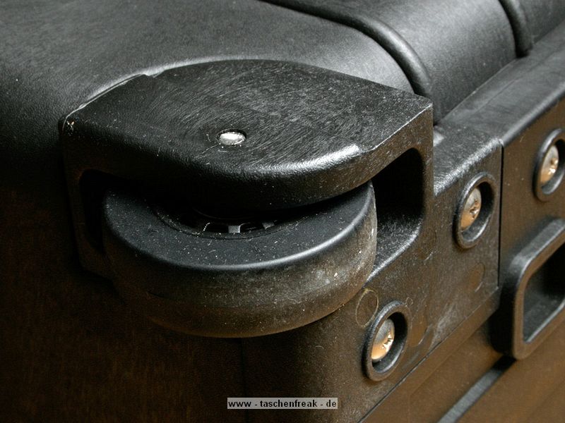 PELI CASE 1510\n\nFoto von Peter Wafzig - DANKE FRS EINSENDEN!\n\nKommentar des Nutzers:\n\nanbei ein ZIP mit Bildern vom Peli Case 1510 fr taschenfreak.de - ich glaube, das gibts noch nicht dort. Hab im kofferfunshop.de in Bonn gekauft, ein sehr sehenswerter Laden, hat quasi alles von Peli und Rimowa vorrtig.\n\nViele Gre,\nPeter.