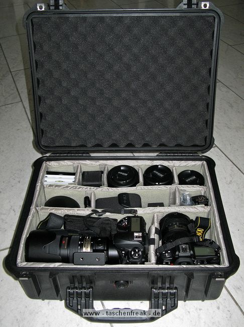 PELI 1550\n\nFoto von einem Anonymen User - VIELEN DANK!\n\nKommentar des Nutzers:\n\nHallo,\n\nda mir Ihre Webseite bei der langwierigen Suche nach der richtigen der Tasche/Transportbehlter fr meine Ausrstung  sehr behilflich war (zumal man von den Herstellern kaum brauchbare Infos bekommt, ob etwas hineinpasst oder nicht), wollte ich auch ein feedback in Form von Fotos geben (bei Verwendung auf der Website bitte anonym):\n\nEs handelt sich um das Pelicase 1550 mit Divider.\n\nInhalt:\n\nD200 mit Batteriegriff MB-D200 und angesetztem AF-S 2,8 70-200 VR\nD300 mit Batteriegriff MB-D10 und angesetzem AF-S 3,5-5,6 16-85 DX VR\nAF-S 4,0 12-24 DX\nAF-S 2,8 105 VR MIcro\nAF-S 2,8 17-55 DX\nAI 4,5 300 \nDR-6 Winkelsucher\nMC-36 Remoteauslser\nSB-600\nFilter\nGegenlichtblenden\nLadegert\nSpeicherkartentasche\nBatteriehalter fr MB-D10\n \nViele Gre
