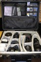 PELI CASE 1560 TROLLY\n\nFotos und Kommentar von Jrg Langer - www.taschenfreak.de\n\nKommentar:\n\nHier mal ein Pelicase Trolly befllt mit Nikon "Germpel" ... uerst stabil und praktisch das Teil - aber auch "elend" schwer wenn so voll beladen! Aber Regen, Ste und so was interessieren gar nicht mehr und man kann recht bequem drauf sitzen whrend man wie so oft im Fotografenleben wartet...\n\nAbwicklung des Kofferfunshops war ausgezeichnet und zuverlssig!