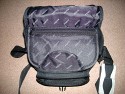 PENTAX FOTO TASCHE\n\nFoto von Jrgen Klein - VIELEN DANK!\n\nKommentar des Nutzers:\n\nHallo,\n\nhabe schon mehrmals auf eure Seite geschaut um mich ber Taschen zu \ninformieren, sehr gute Idee.\nDa ich gerade eine Pentax Tasche verkaufen mchte und dafr Bilder \ngemacht habe, dachte ich mir ihr\nknntet die Bilder gebrauchen.\n\nAuenmasse der Tasche ca. 25 x 18 x 19cm  mit Handytasche am \nSchultergurt in gleichem Design.\nIn die Tasche passt eine mittlere Kamera, ein Blitz u. ein kleines \nObjektiv, oder zwei kleinere Objektive.\nVorne ist noch Platz fr ein wenig Kleinkram und oben gibt es auch noch \nein Fach mit Reiverschluss.\nDer Schultergurt lsst sich in der Lnge verstellen.\n\nWenn es noch Fragen gibt einfach mailen.\n\nGru\nJoergen Klein\n\nPS Vielleicht knntet ihr bei euren Links auch auf das Digitalfotonetz \n(DFN) hinweisen, ist die Seite bzw. das\nForum der Pentax Gemeinde.  \nwww.digitalfotonetz.de
