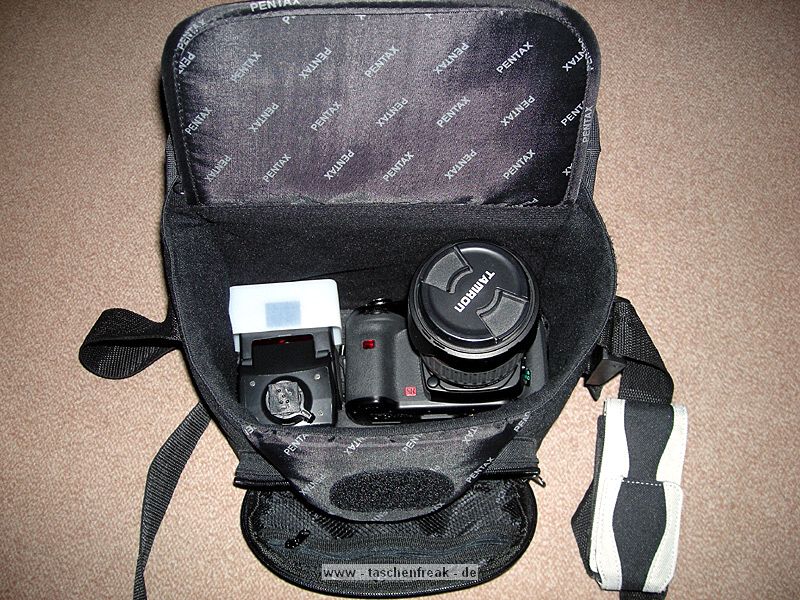 PENTAX FOTO TASCHE\n\nFoto von Jörgen Klein - VIELEN DANK!\n\nKommentar des Nutzers:\n\nHallo,\n\nhabe schon mehrmals auf eure Seite geschaut um mich über Taschen zu \ninformieren, sehr gute Idee.\nDa ich gerade eine Pentax Tasche verkaufen möchte und dafür Bilder \ngemacht habe, dachte ich mir ihr\nkönntet die Bilder gebrauchen.\n\nAußenmasse der Tasche ca. 25 x 18 x 19cm  mit Handytasche am \nSchultergurt in gleichem Design.\nIn die Tasche passt eine mittlere Kamera, ein Blitz u. ein kleines \nObjektiv, oder zwei kleinere Objektive.\nVorne ist noch Platz für ein wenig Kleinkram und oben gibt es auch noch \nein Fach mit Reißverschluss.\nDer Schultergurt lässt sich in der Länge verstellen.\n\nWenn es noch Fragen gibt einfach mailen.\n\nGruß\nJoergen Klein\n\nPS Vielleicht könntet ihr bei euren Links auch auf das Digitalfotonetz \n(DFN) hinweisen, ist die Seite bzw. das\nForum der Pentax Gemeinde.  \nwww.digitalfotonetz.de