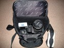 PENTAX FOTO TASCHE\n\nFoto von Jrgen Klein - VIELEN DANK!\n\nKommentar des Nutzers:\n\nHallo,\n\nhabe schon mehrmals auf eure Seite geschaut um mich ber Taschen zu \ninformieren, sehr gute Idee.\nDa ich gerade eine Pentax Tasche verkaufen mchte und dafr Bilder \ngemacht habe, dachte ich mir ihr\nknntet die Bilder gebrauchen.\n\nAuenmasse der Tasche ca. 25 x 18 x 19cm  mit Handytasche am \nSchultergurt in gleichem Design.\nIn die Tasche passt eine mittlere Kamera, ein Blitz u. ein kleines \nObjektiv, oder zwei kleinere Objektive.\nVorne ist noch Platz fr ein wenig Kleinkram und oben gibt es auch noch \nein Fach mit Reiverschluss.\nDer Schultergurt lsst sich in der Lnge verstellen.\n\nWenn es noch Fragen gibt einfach mailen.\n\nGru\nJoergen Klein\n\nPS Vielleicht knntet ihr bei euren Links auch auf das Digitalfotonetz \n(DFN) hinweisen, ist die Seite bzw. das\nForum der Pentax Gemeinde.  \nwww.digitalfotonetz.de