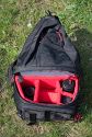 PENTAX X-BAG\n\nFoto und Kommentar von Olaf Mokansky - VIELEN DANK!\n\nKommentar:\n\nHallo Taschenfreak,\n\nleider ist dieser Rucksack in Deutschland kaum verfgbar/bekannt. Es \nhandelt sich um ein umgelabeltes Exemplar des Naneu Echo Pro mit \nfarblich auf Pentaxrot abgestimmtem Kamerateil und schwarzem \nAuenstoff.\n\nDas Material ist ber jeden Zweifel erhaben, die Verarbeitung top und \ndas Ganze extrem leicht.\n\nDie Vordertaschen haben keinen Deckel da sollte also nichts \nfeuchtigkeitsempfindliches rein. Ansonsten sind die meisten \nReiverschlsse (leider nicht der vom flachen Vorderfach) abgedeckt.\n\nDas Kamerafach kann man sich frei einteilen, es sind reichlich \nEinteilungen vorhanden, die beliebig angeordnet werden knnen. Und \nobwohl das Ganze nicht nur auf den Fotos recht klein aussieht sondern \nauch im Original, hatte ich keine Probleme, meine gesamte Ausrstung \n(okay, fast die ganze) unterzubringen.\nPentax K-m mit 40er Limited, 12-24er Pentax, 18-55 Kit-Pentax, 55er \nNikkor mit Adapter und Zwischenringen, Lochblende und Polfilter, \nAkkus, Speicherkarten. Wahlweise lsst sich das Macro durch ein Tele \nersetzen, oder das 18-55 bleibt zuhause.\nIm oberen Teil ist Platz fr eine Thermoskanne (1 Liter), Verpflegung, \nKartenmaterial, fr lngere Radtouren gibts ein extra iPod-Fach mit \nKopfhrerausgang.\n\nDie ersten Anproben versprechen einen guten rutschfesten Sitz