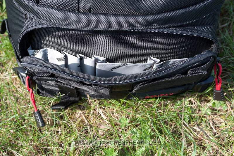 PENTAX X-BAG\n\nFoto und Kommentar von Olaf Mokansky - VIELEN DANK!\n\nKommentar:\n\nHallo Taschenfreak,\n\nleider ist dieser Rucksack in Deutschland kaum verfgbar/bekannt. Es \nhandelt sich um ein umgelabeltes Exemplar des Naneu Echo Pro mit \nfarblich auf Pentaxrot abgestimmtem Kamerateil und schwarzem \nAuenstoff.\n\nDas Material ist ber jeden Zweifel erhaben, die Verarbeitung top und \ndas Ganze extrem leicht.\n\nDie Vordertaschen haben keinen Deckel da sollte also nichts \nfeuchtigkeitsempfindliches rein. Ansonsten sind die meisten \nReiverschlsse (leider nicht der vom flachen Vorderfach) abgedeckt.\n\nDas Kamerafach kann man sich frei einteilen, es sind reichlich \nEinteilungen vorhanden, die beliebig angeordnet werden knnen. Und \nobwohl das Ganze nicht nur auf den Fotos recht klein aussieht sondern \nauch im Original, hatte ich keine Probleme, meine gesamte Ausrstung \n(okay, fast die ganze) unterzubringen.\nPentax K-m mit 40er Limited, 12-24er Pentax, 18-55 Kit-Pentax, 55er \nNikkor mit Adapter und Zwischenringen, Lochblende und Polfilter, \nAkkus, Speicherkarten. Wahlweise lsst sich das Macro durch ein Tele \nersetzen, oder das 18-55 bleibt zuhause.\nIm oberen Teil ist Platz fr eine Thermoskanne (1 Liter), Verpflegung, \nKartenmaterial, fr lngere Radtouren gibts ein extra iPod-Fach mit \nKopfhrerausgang.\n\nDie ersten Anproben versprechen einen guten rutschfesten Sitz