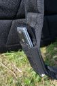PENTAX X-BAG\n\nFoto und Kommentar von Olaf Mokansky - VIELEN DANK!\n\nKommentar:\n\nHallo Taschenfreak,\n\nleider ist dieser Rucksack in Deutschland kaum verfgbar/bekannt. Es \nhandelt sich um ein umgelabeltes Exemplar des Naneu Echo Pro mit \nfarblich auf Pentaxrot abgestimmtem Kamerateil und schwarzem \nAuenstoff.\n\nDas Material ist ber jeden Zweifel erhaben, die Verarbeitung top und \ndas Ganze extrem leicht.\n\nDie Vordertaschen haben keinen Deckel da sollte also nichts \nfeuchtigkeitsempfindliches rein. Ansonsten sind die meisten \nReiverschlsse (leider nicht der vom flachen Vorderfach) abgedeckt.\n\nDas Kamerafach kann man sich frei einteilen, es sind reichlich \nEinteilungen vorhanden, die beliebig angeordnet werden knnen. Und \nobwohl das Ganze nicht nur auf den Fotos recht klein aussieht sondern \nauch im Original, hatte ich keine Probleme, meine gesamte Ausrstung \n(okay, fast die ganze) unterzubringen.\nPentax K-m mit 40er Limited, 12-24er Pentax, 18-55 Kit-Pentax, 55er \nNikkor mit Adapter und Zwischenringen, Lochblende und Polfilter, \nAkkus, Speicherkarten. Wahlweise lsst sich das Macro durch ein Tele \nersetzen, oder das 18-55 bleibt zuhause.\nIm oberen Teil ist Platz fr eine Thermoskanne (1 Liter), Verpflegung, \nKartenmaterial, fr lngere Radtouren gibts ein extra iPod-Fach mit \nKopfhrerausgang.\n\nDie ersten Anproben versprechen einen guten rutschfesten Sitz