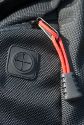 PENTAX X-BAG\n\nFoto und Kommentar von Olaf Mokansky - VIELEN DANK!\n\nKommentar:\n\nHallo Taschenfreak,\n\nleider ist dieser Rucksack in Deutschland kaum verfgbar/bekannt. Es \nhandelt sich um ein umgelabeltes Exemplar des Naneu Echo Pro mit \nfarblich auf Pentaxrot abgestimmtem Kamerateil und schwarzem \nAuenstoff.\n\nDas Material ist ber jeden Zweifel erhaben, die Verarbeitung top und \ndas Ganze extrem leicht.\n\nDie Vordertaschen haben keinen Deckel da sollte also nichts \nfeuchtigkeitsempfindliches rein. Ansonsten sind die meisten \nReiverschlsse (leider nicht der vom flachen Vorderfach) abgedeckt.\n\nDas Kamerafach kann man sich frei einteilen, es sind reichlich \nEinteilungen vorhanden, die beliebig angeordnet werden knnen. Und \nobwohl das Ganze nicht nur auf den Fotos recht klein aussieht sondern \nauch im Original, hatte ich keine Probleme, meine gesamte Ausrstung \n(okay, fast die ganze) unterzubringen.\nPentax K-m mit 40er Limited, 12-24er Pentax, 18-55 Kit-Pentax, 55er \nNikkor mit Adapter und Zwischenringen, Lochblende und Polfilter, \nAkkus, Speicherkarten. Wahlweise lsst sich das Macro durch ein Tele \nersetzen, oder das 18-55 bleibt zuhause.\nIm oberen Teil ist Platz fr eine Thermoskanne (1 Liter), Verpflegung, \nKartenmaterial, fr lngere Radtouren gibts ein extra iPod-Fach mit \nKopfhrerausgang.\n\nDie ersten Anproben versprechen einen guten rutschfesten Sitz