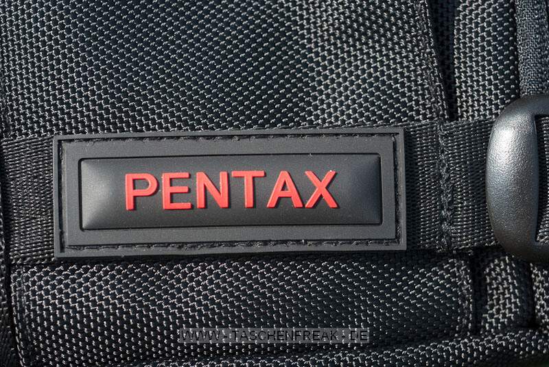 PENTAX X-BAG\n\nFoto und Kommentar von Olaf Mokansky - VIELEN DANK!\n\nKommentar:\n\nHallo Taschenfreak,\n\nleider ist dieser Rucksack in Deutschland kaum verfgbar/bekannt. Es \nhandelt sich um ein umgelabeltes Exemplar des Naneu Echo Pro mit \nfarblich auf Pentaxrot abgestimmtem Kamerateil und schwarzem \nAuenstoff.\n\nDas Material ist ber jeden Zweifel erhaben, die Verarbeitung top und \ndas Ganze extrem leicht.\n\nDie Vordertaschen haben keinen Deckel da sollte also nichts \nfeuchtigkeitsempfindliches rein. Ansonsten sind die meisten \nReiverschlsse (leider nicht der vom flachen Vorderfach) abgedeckt.\n\nDas Kamerafach kann man sich frei einteilen, es sind reichlich \nEinteilungen vorhanden, die beliebig angeordnet werden knnen. Und \nobwohl das Ganze nicht nur auf den Fotos recht klein aussieht sondern \nauch im Original, hatte ich keine Probleme, meine gesamte Ausrstung \n(okay, fast die ganze) unterzubringen.\nPentax K-m mit 40er Limited, 12-24er Pentax, 18-55 Kit-Pentax, 55er \nNikkor mit Adapter und Zwischenringen, Lochblende und Polfilter, \nAkkus, Speicherkarten. Wahlweise lsst sich das Macro durch ein Tele \nersetzen, oder das 18-55 bleibt zuhause.\nIm oberen Teil ist Platz fr eine Thermoskanne (1 Liter), Verpflegung, \nKartenmaterial, fr lngere Radtouren gibts ein extra iPod-Fach mit \nKopfhrerausgang.\n\nDie ersten Anproben versprechen einen guten rutschfesten Sitz