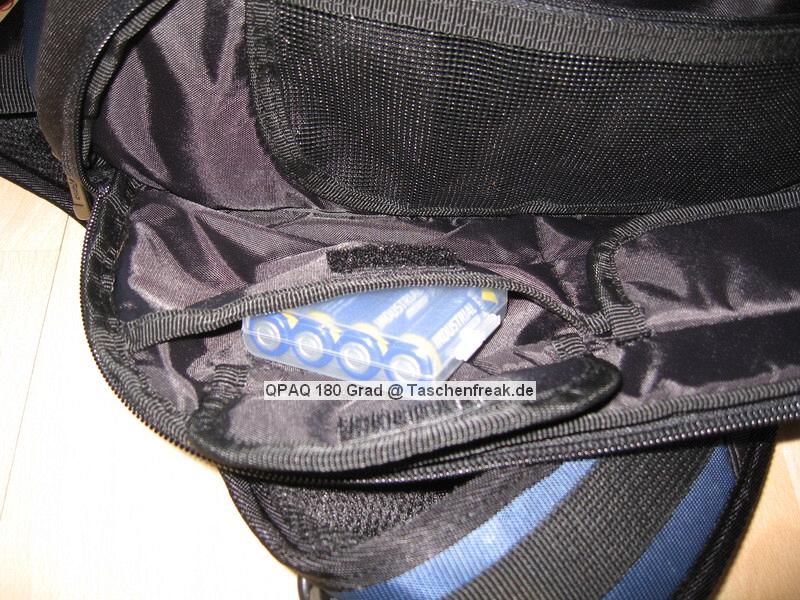 QPAQ 180 Grad\n\nFoto von Rainer Kembügler - VIELEN DANK FÜR DEIN MAIL!\n\nKommentar des Nutzers:\n\nHallo Jörg\n \nAnbei die Bilder meiner Qpaq Tasche aus dem Mediamarkt. \nHier noch ein paar Fakten zur Tasche:\n \n•	Modellname ist mir nicht bekannt.\n•	Preis 49,90 Euro\n•	Innenmaße: 220 x 110 x 300mm (trotzdem geht eine 400D mit BG noch gut rein)\n•	Gewicht ca. 600g\n•	Farbe: wie im Bild (blau/ schwarz/ grau oder nur schwarz/schwarz /grau)\n•	weitere Modelle unter www.paqgroup.com\nGrüße aus dem sonnigen Nordschwarzwald\n \nRainer Kembügler alias onki